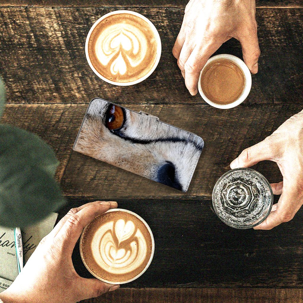 Motorola Moto G52 | Moto G82 Telefoonhoesje met Pasjes Cheetah op tafel met koffie