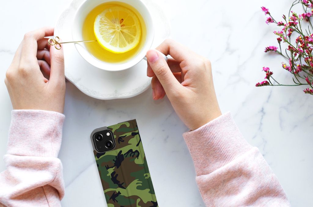iPhone 13 Mini Hoesje met Magneet Army Dark met camouflage design en een kopje thee met citroen.