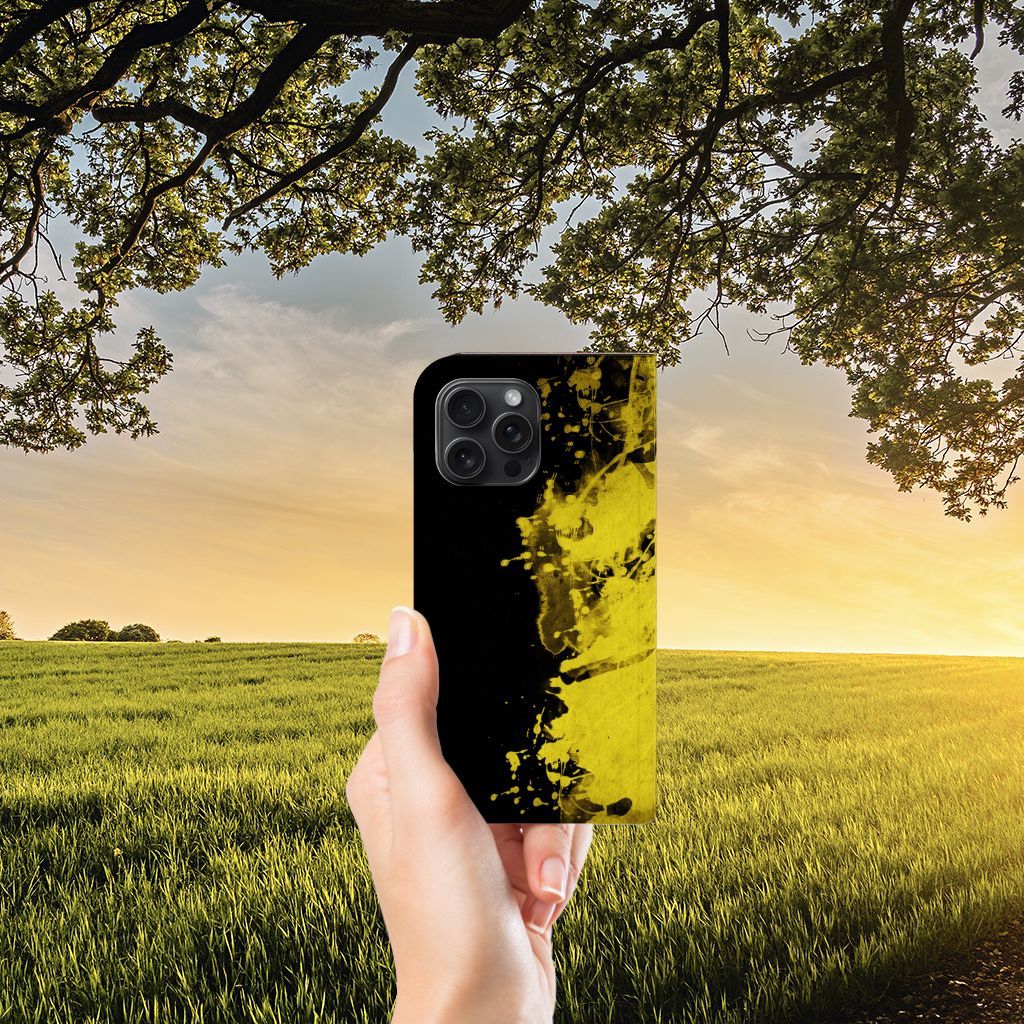 iPhone 15 Pro Max Standcase België met opvallend design in Belgische kleuren in een natuur setting.