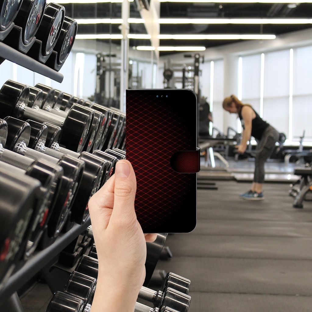 Nokia 1.4 Telefoon Hoesje Geruit Rood in hand met fitnessruimte op de achtergrond en gewichten