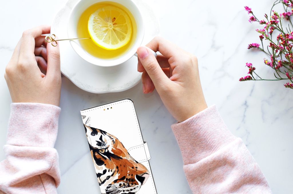 Hoesje Samsung Galaxy A14 5G Watercolor Tiger met elegant design, naast een kopje thee met citroen.