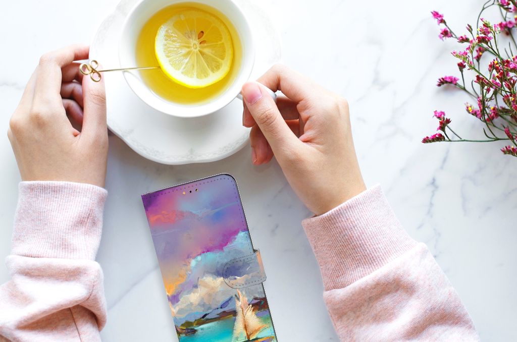 Hoesje Samsung Galaxy A14 5G Boat met kunstzinnig ontwerp en kleurrijke details, naast een kom thee.