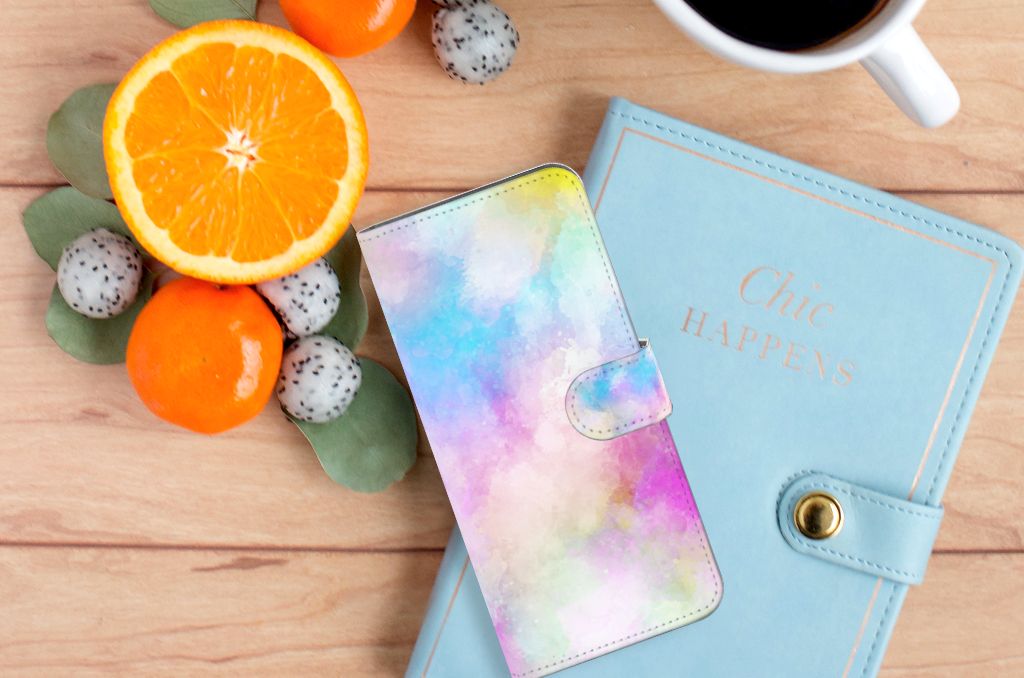 Hoesje Motorola Edge 20 Lite Watercolor Light op een houten tafel met sinaasappels en een notitieboek.