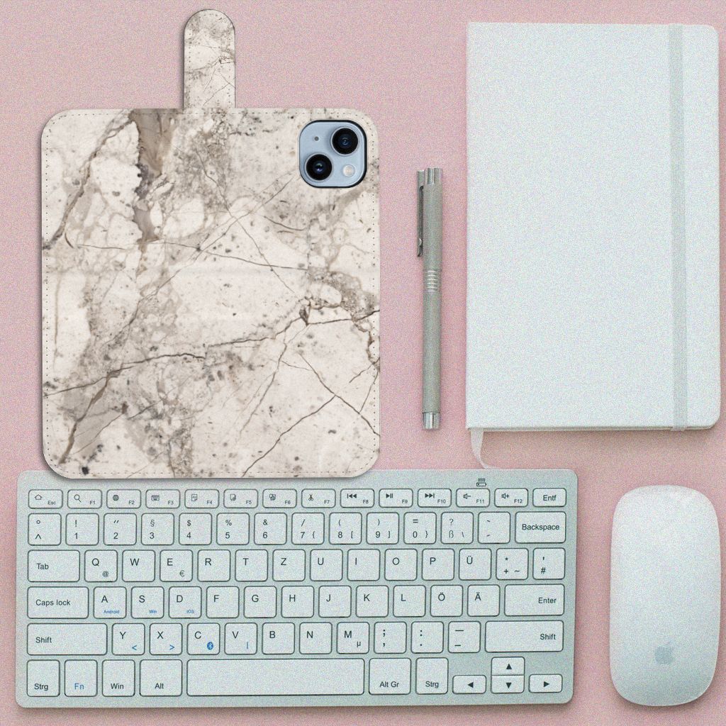 iPhone 15 Plus Bookcase Marmer Beige op een bureau met toetsenbord en muis, perfect voor een chique uitstraling.