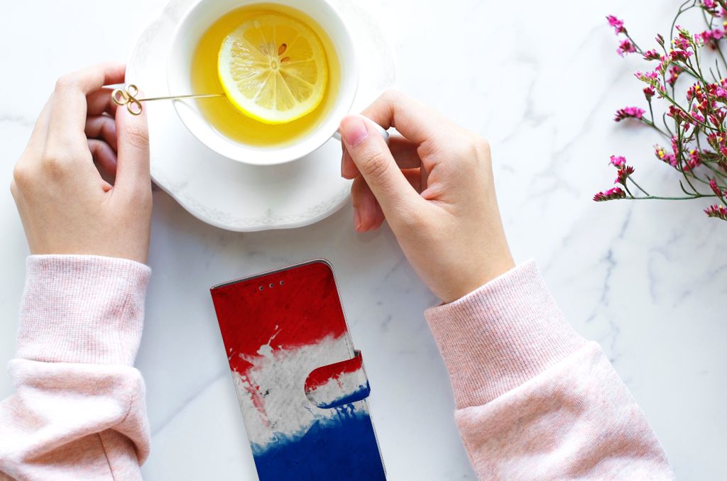 Huawei P40 Bookstyle Case Nederland met artistiek ontwerp van de Nederlandse vlag naast een kopje thee.