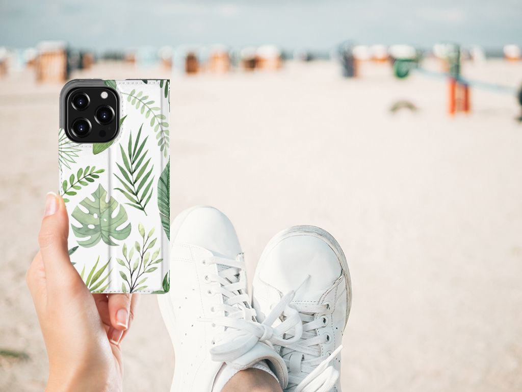 iPhone 13 Pro Smart Cover Leaves met groene bladeren op een strand met sneakers 👟