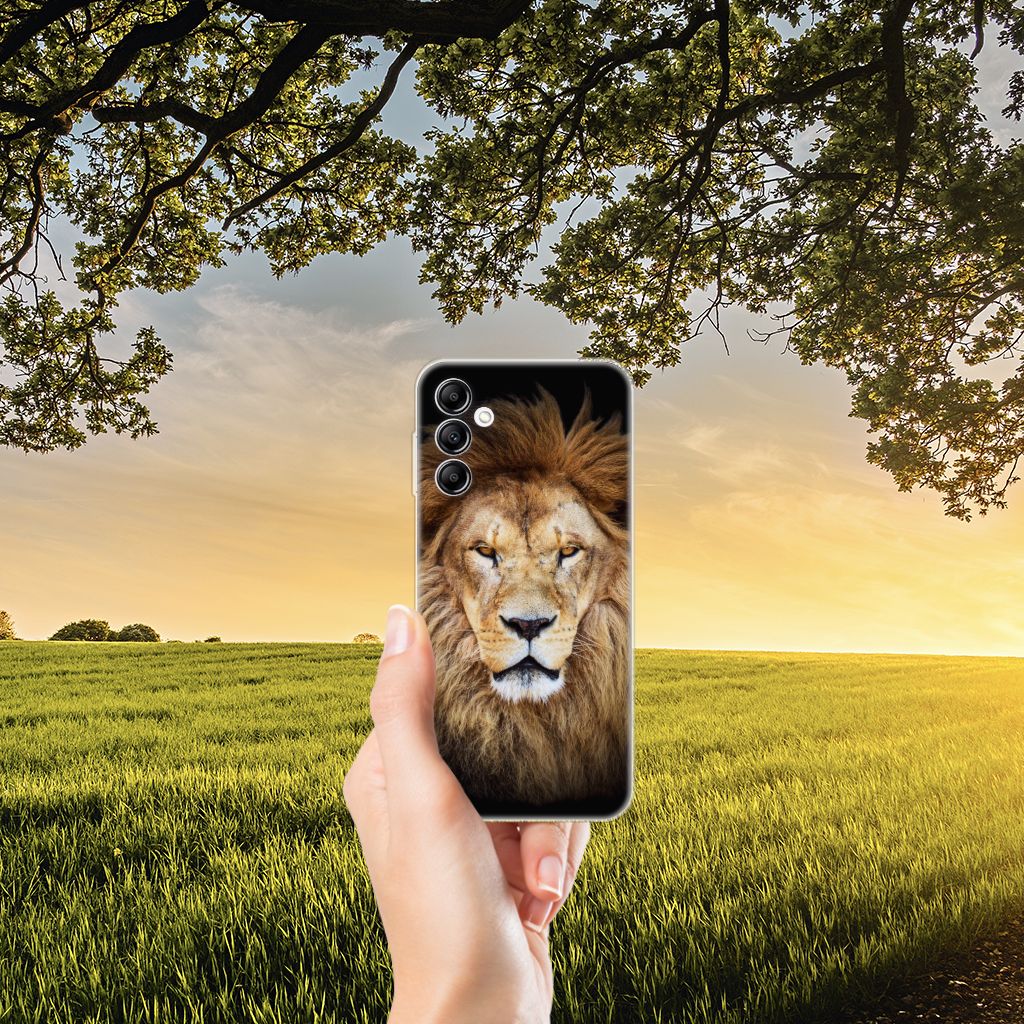 Samsung Galaxy A14 5G TPU Hoesje Leeuw met krachtige leeuw op de achterkant in een natuurlijke omgeving.