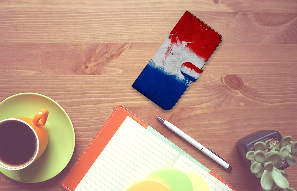 OnePlus Nord N10 Bookstyle Case Nederland met design van Nederlandse vlag op een bureau.