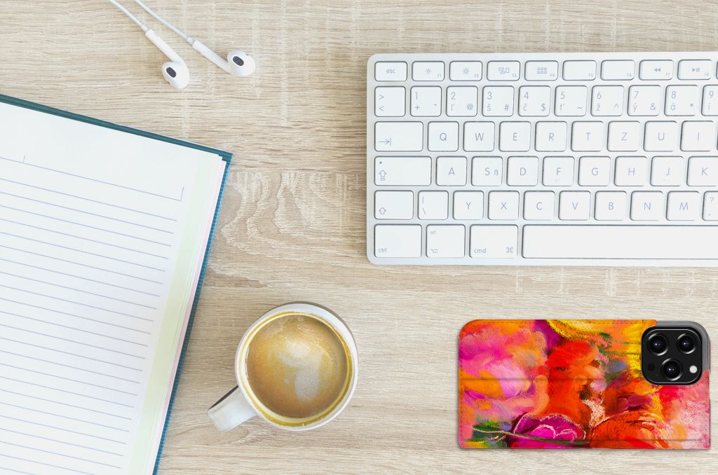 Bookcase iPhone 13 Pro Max Tulips op bureau met koffie en toetsenbord.