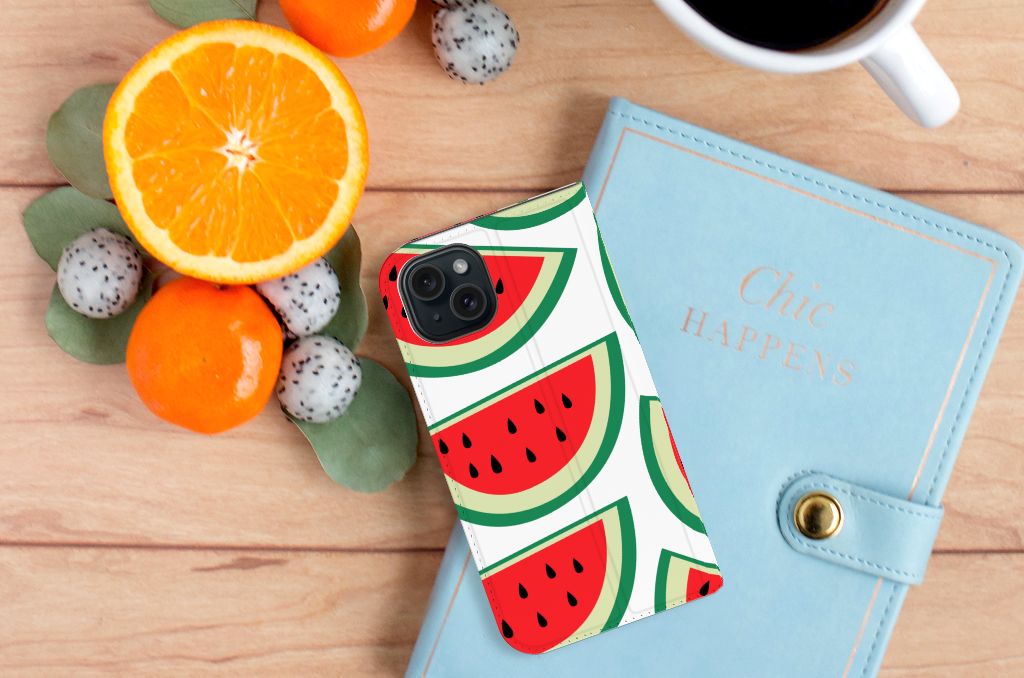 iPhone 15 Flip Style Cover Watermelons met kleurrijk watermeloen design naast fruit en een notitieboekje
