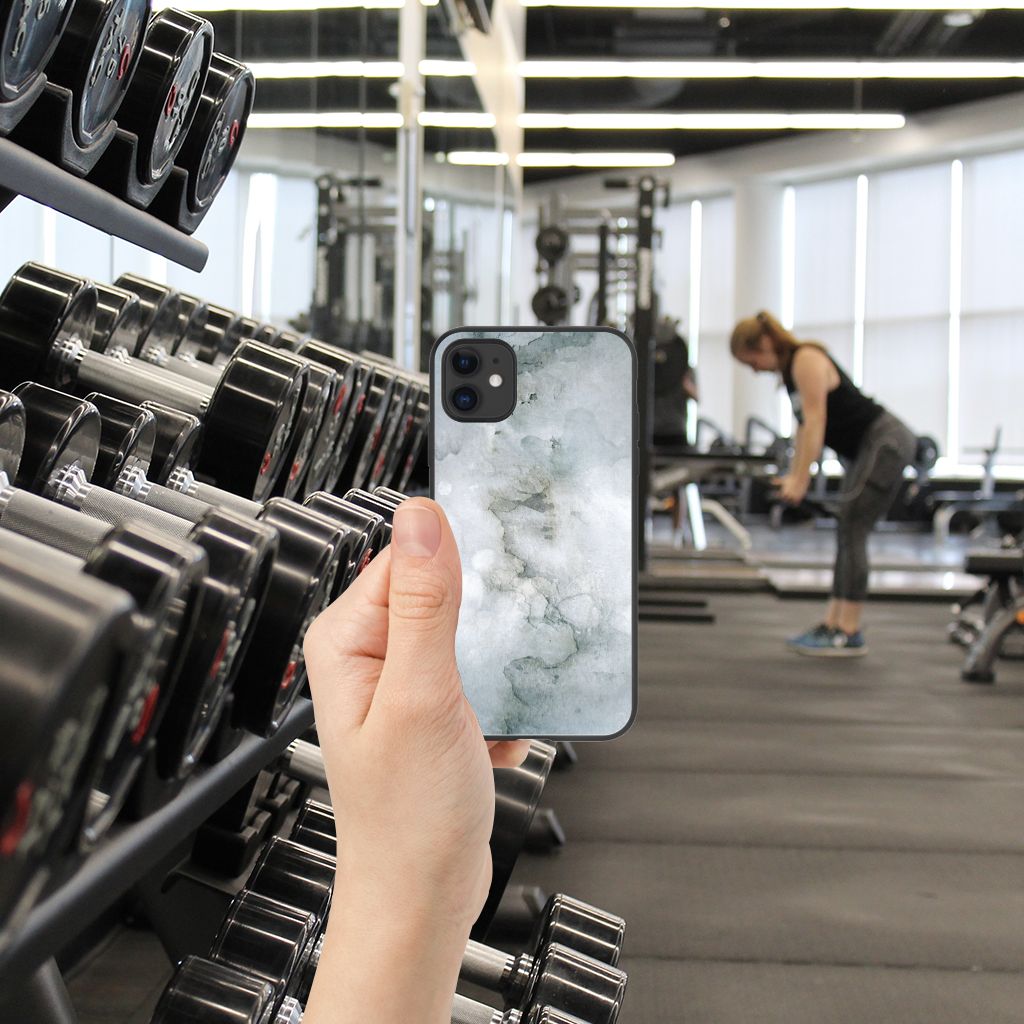 Kleurrijke Telefoonhoesje iPhone 11 Painting Grey in een sportschool met gewichten op de achtergrond.