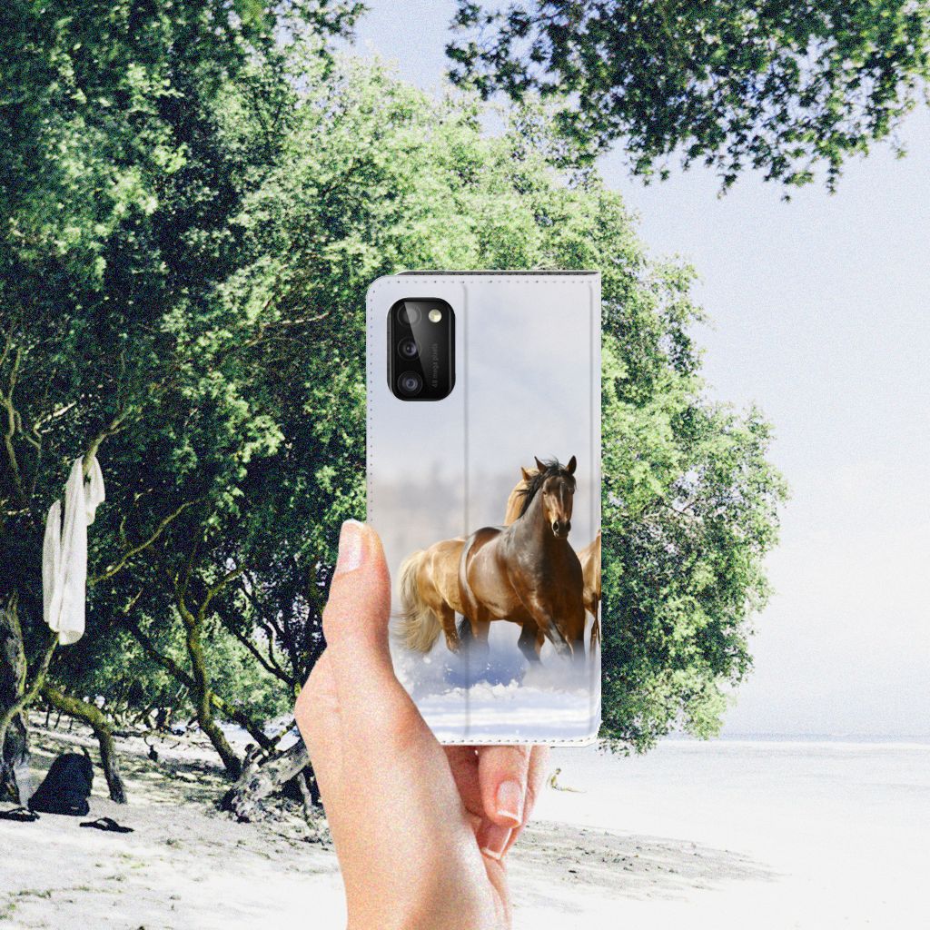 Samsung Galaxy A41 Hoesje maken Paarden met paardenprint in hand, te zien op een strand.