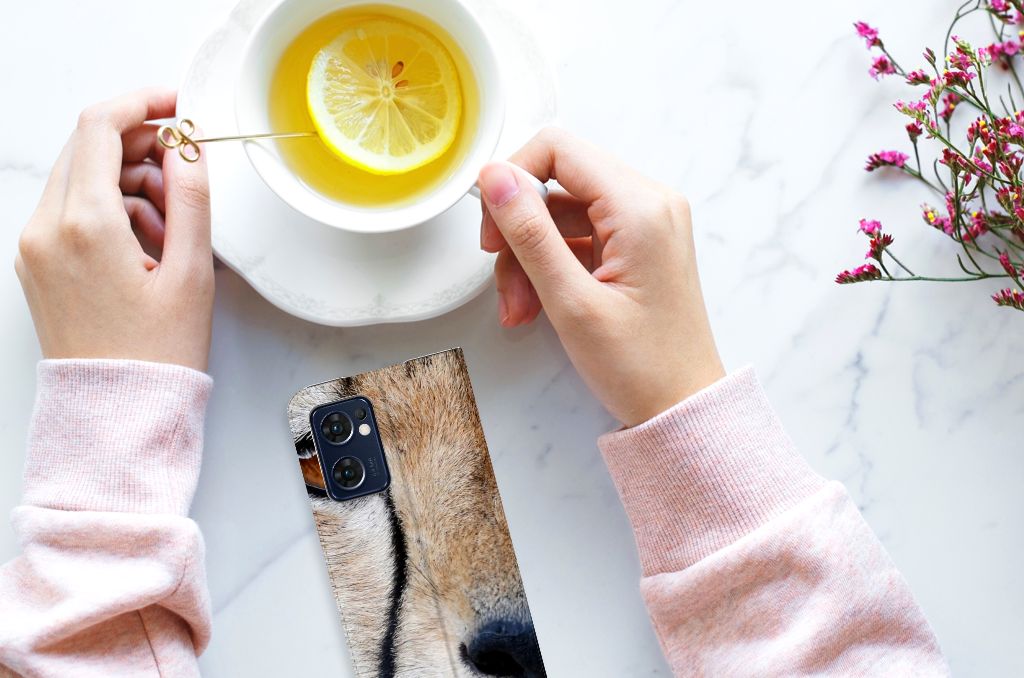 OPPO Find X5 Lite | Reno7 5G Hoesje maken Cheetah met close-up van jachtluipaard op een tafel met thee.