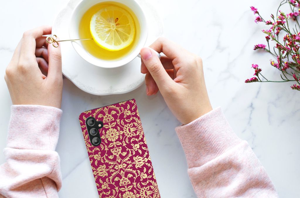 Telefoon Hoesje Samsung Galaxy A14 4G Barok Pink naast een kopje thee met citroen