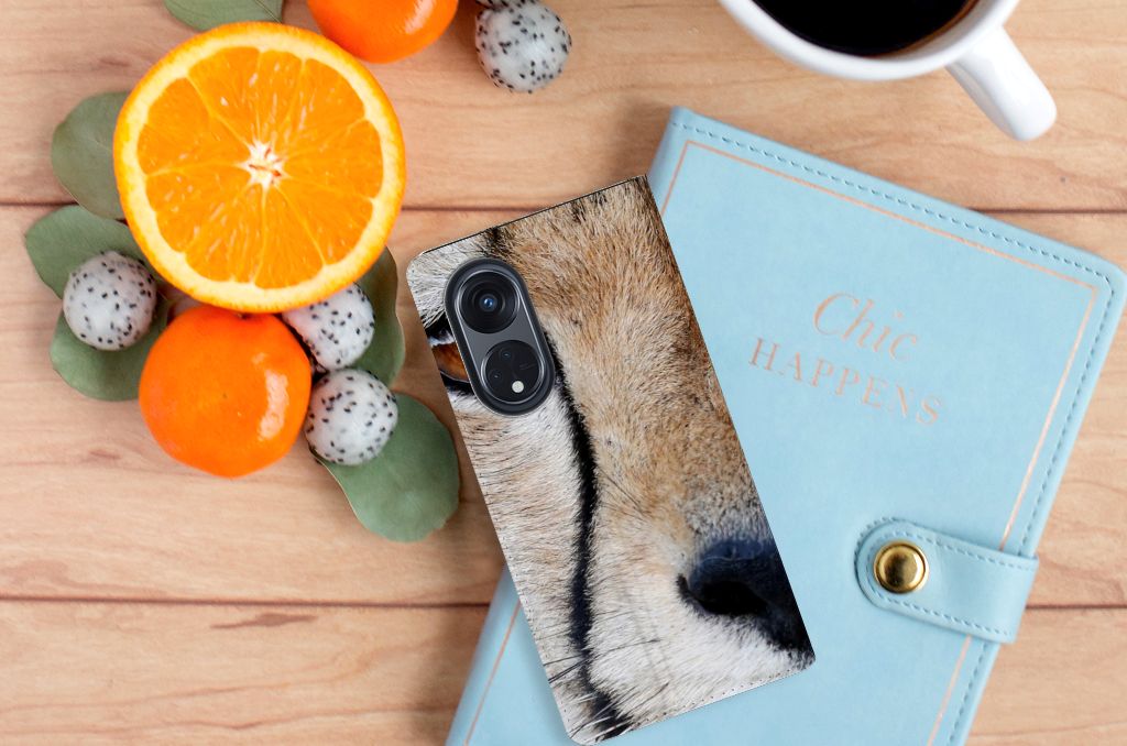 OPPO Reno8 T 5G Hoesje maken Cheetah close-up design met jachtluipaard print en fruitschalen op tafel.