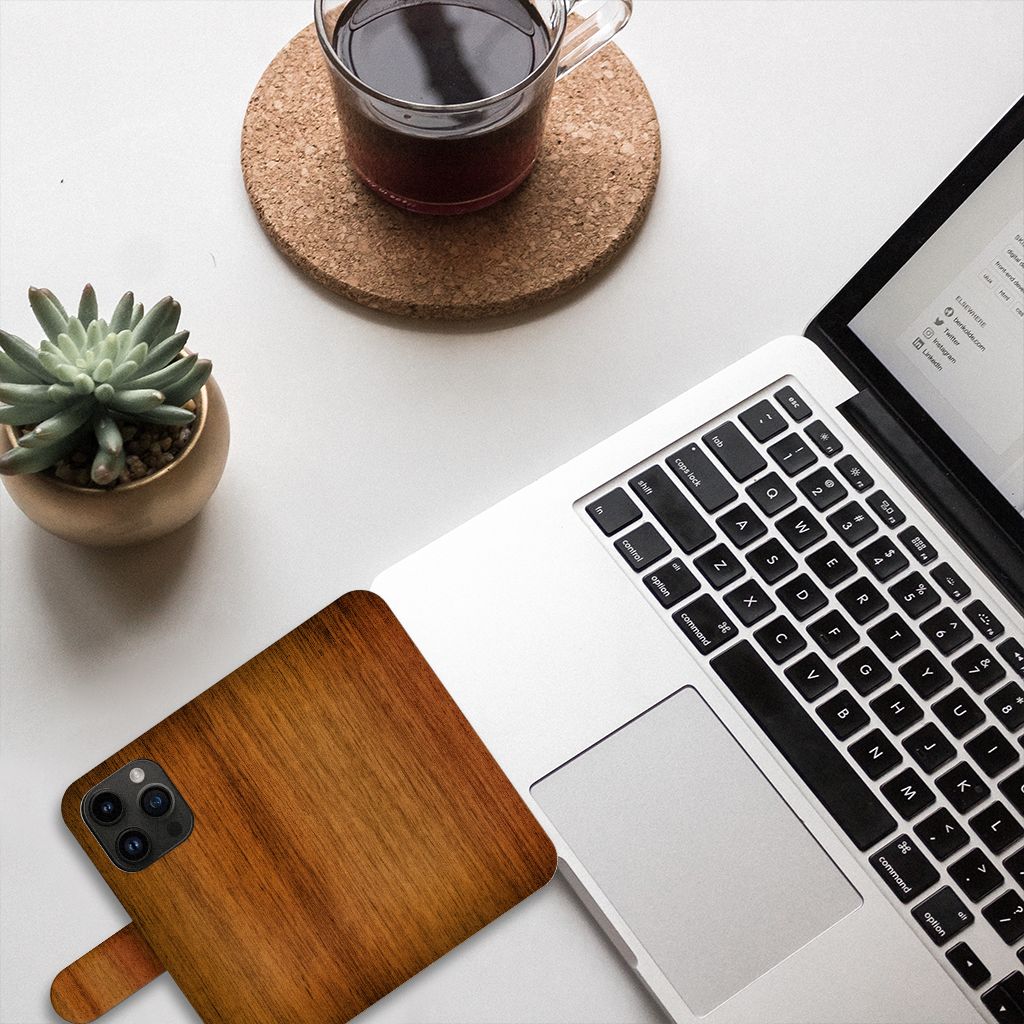 iPhone 15 Pro Book Style Case Donker Hout op een bureau naast een laptop en een plant đą.