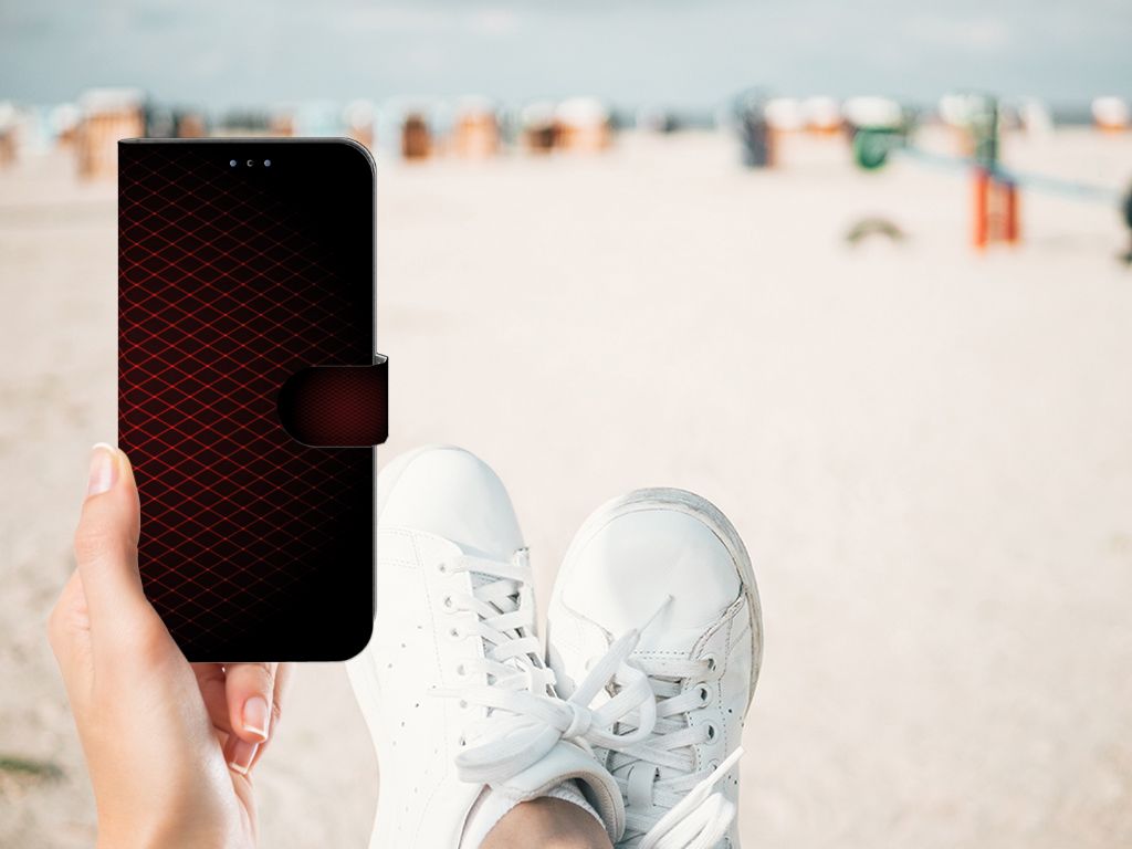 Samsung Galaxy A03s Telefoon Hoesje Geruit Rood in hand, gedragen op het strand met sneakers.