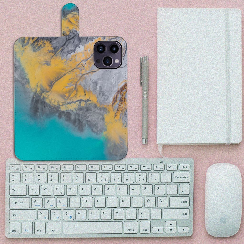 iPhone 15 Pro Max Bookcase Marble Blue Gold met een prachtig marmerdesign op een bureau.