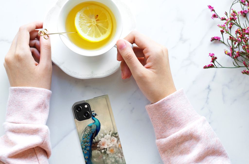 Hoesje maken voor iPhone 13 Mini Vintage Pauwen met een prachtig pauwen ontwerp en een kopje thee.