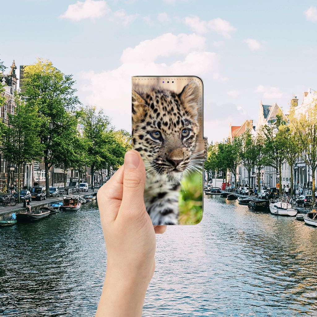 Samsung Galaxy A22 5G Telefoonhoesje met Pasjes Baby Luipaard