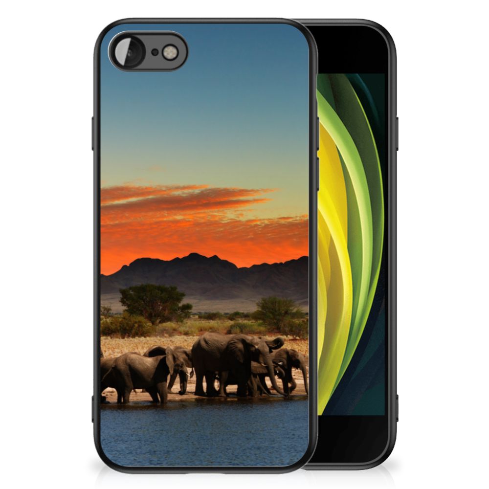 iPhone SE 2022 | SE 2020 | 7/8 Dierenprint Telefoonhoesje Olifanten met olifanten bij zonsondergang