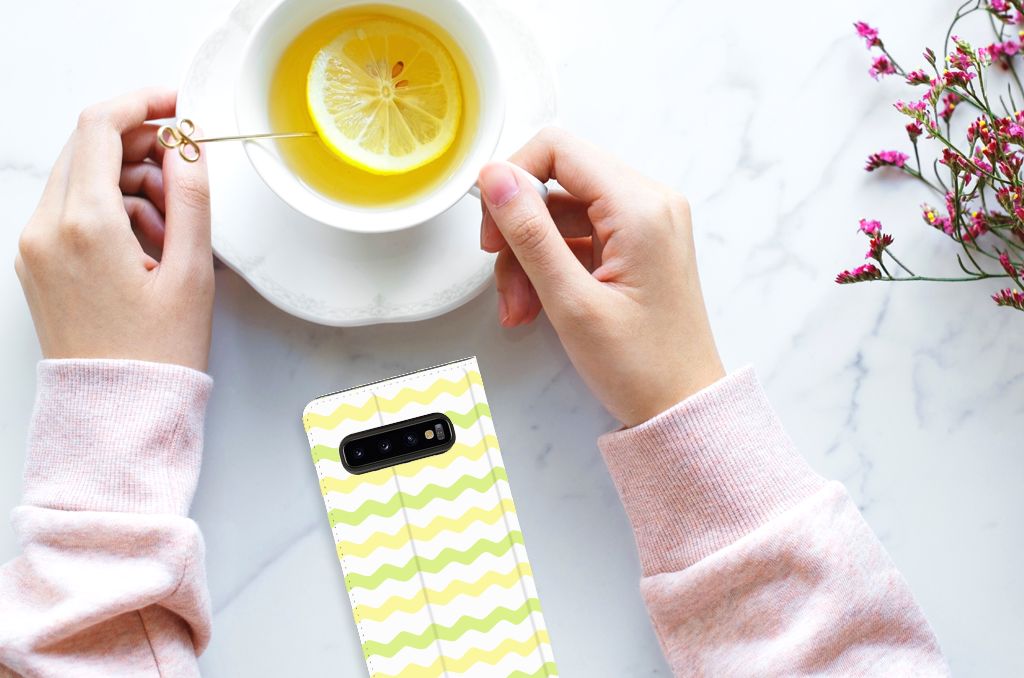 Samsung Galaxy S10 Hoesje met Magneet Waves Yellow
