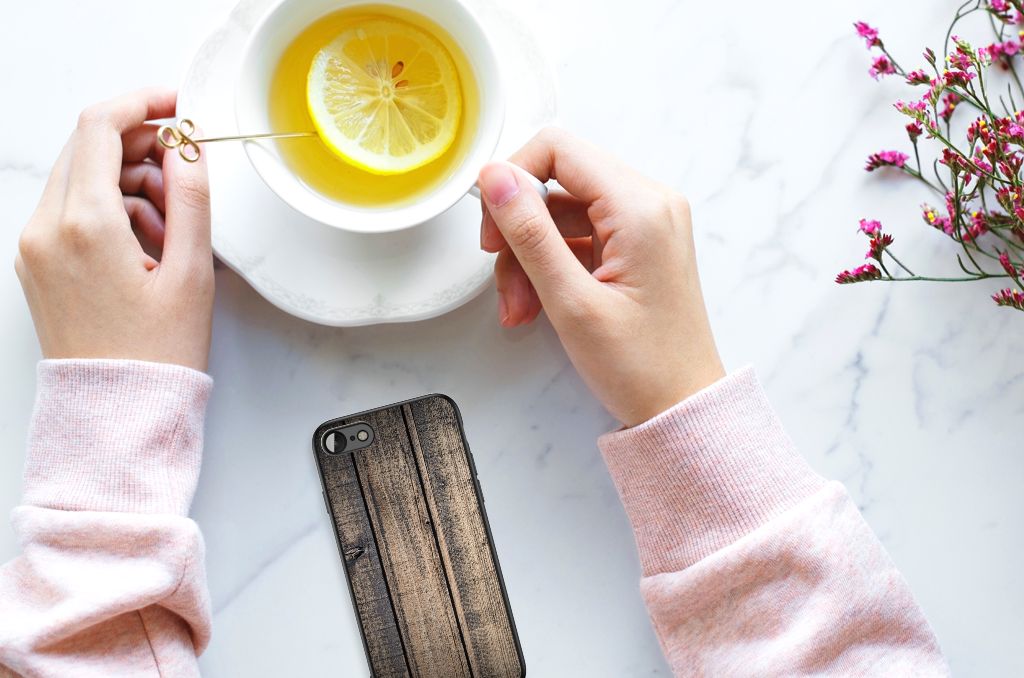 iPhone SE 2022 | SE 2020 | 7/8 Houten Print Telefoonhoesje Steigerhout met een hand die een kopje thee vasthoudt.