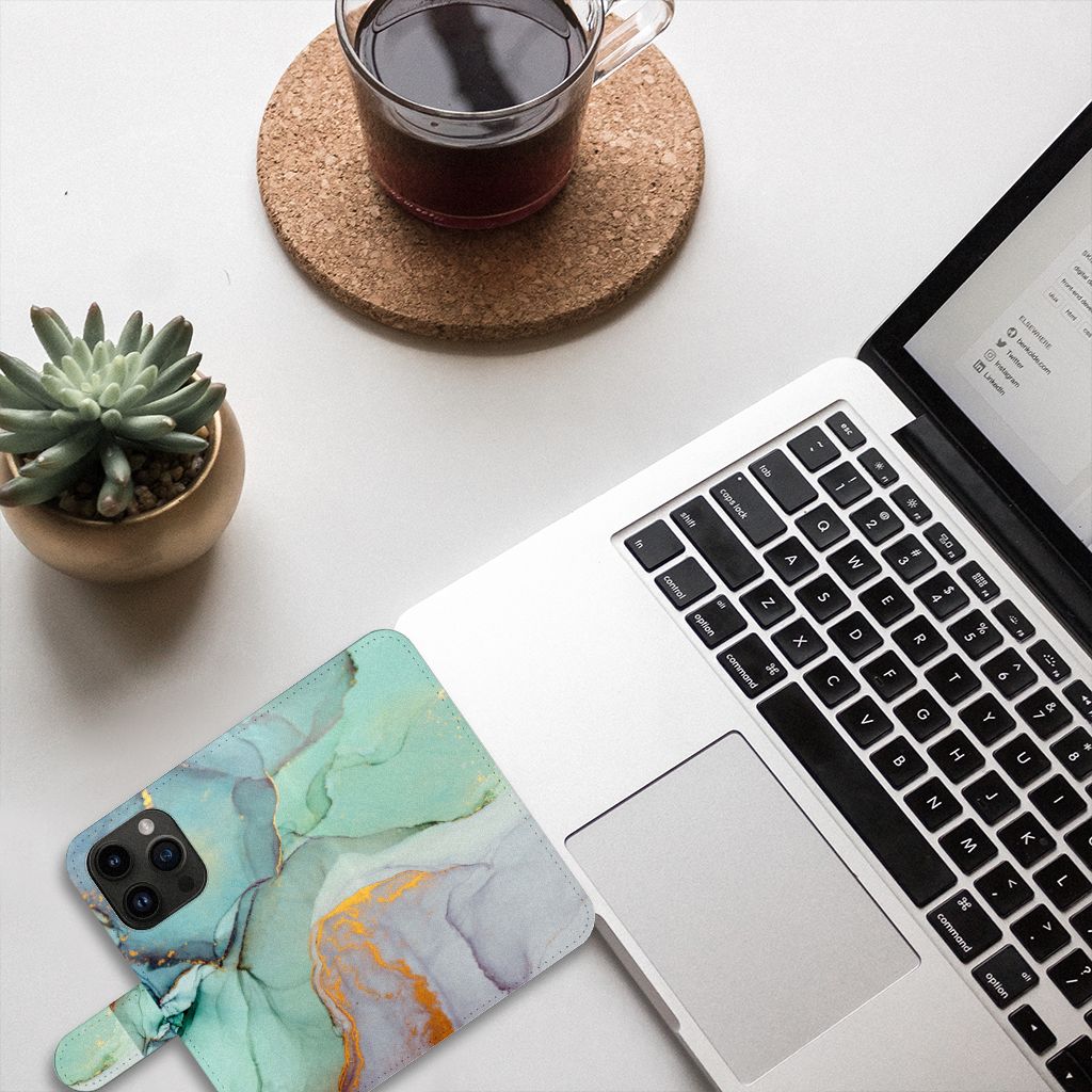 Hoesje voor iPhone 15 Pro Watercolor Mix op een bureau met laptop en plantje. Prachtige kleurenmix! đ