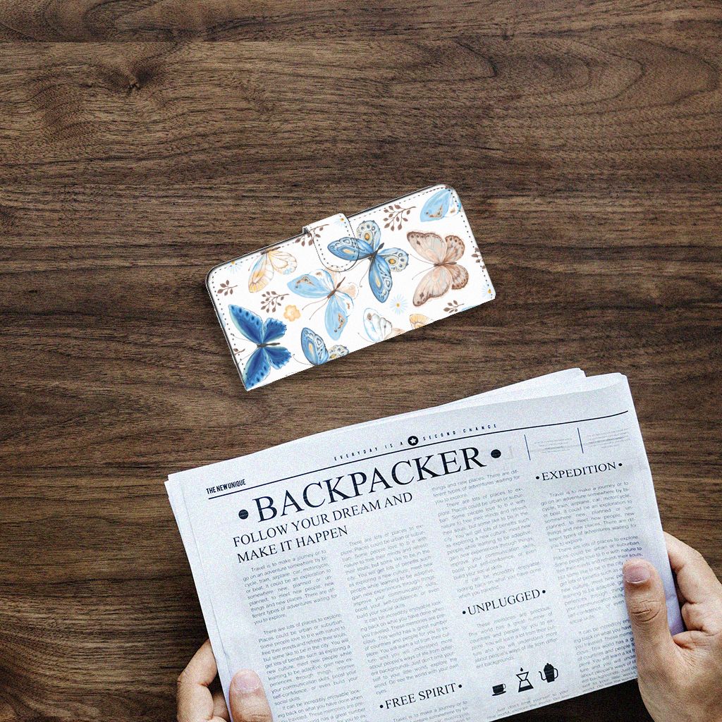 Telefoonhoesje met Pasjes voor Samsung Galaxy A14 4G Vlinder op houten tafel met krant ernaast.