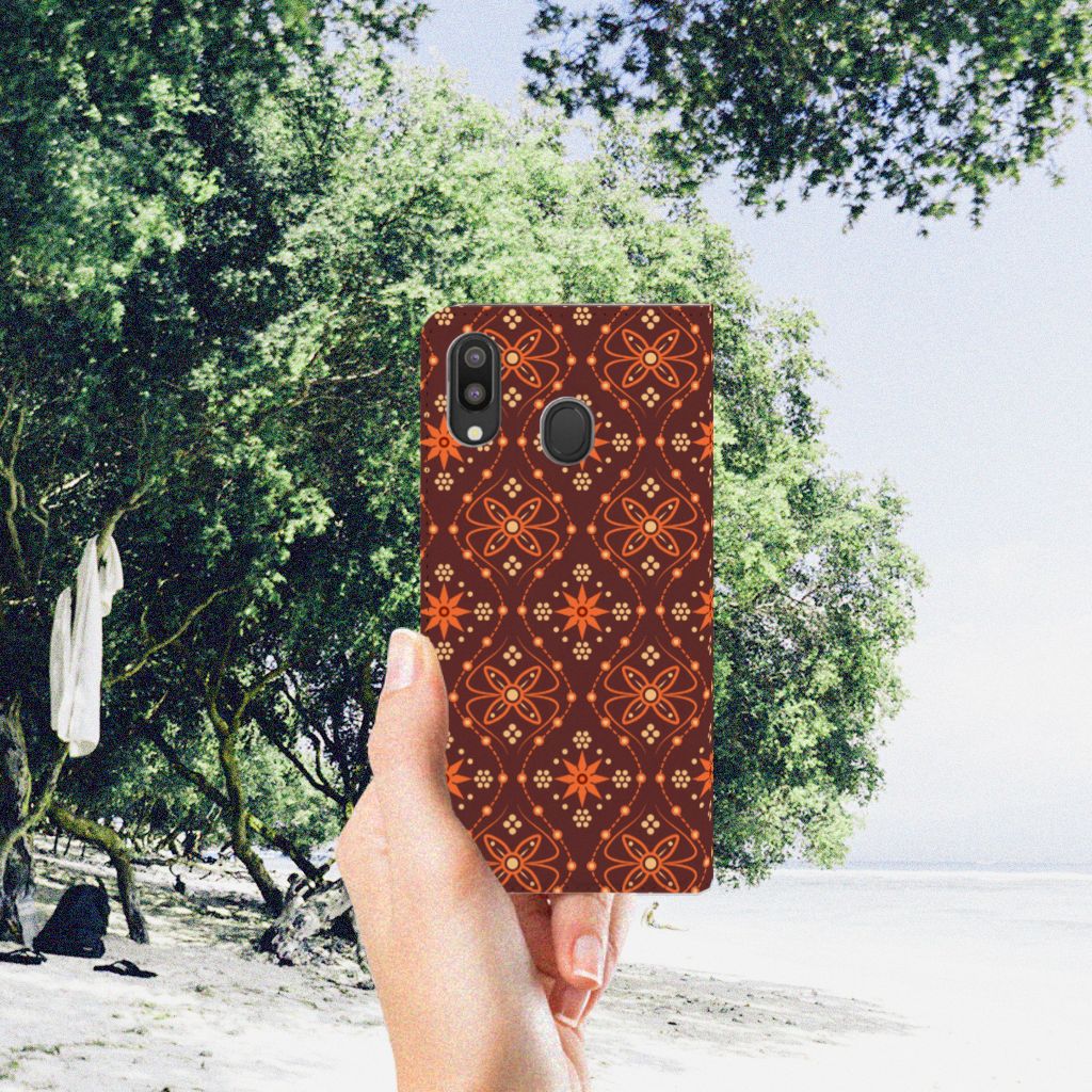 Samsung Galaxy M20 Hoesje met Magneet Batik Brown