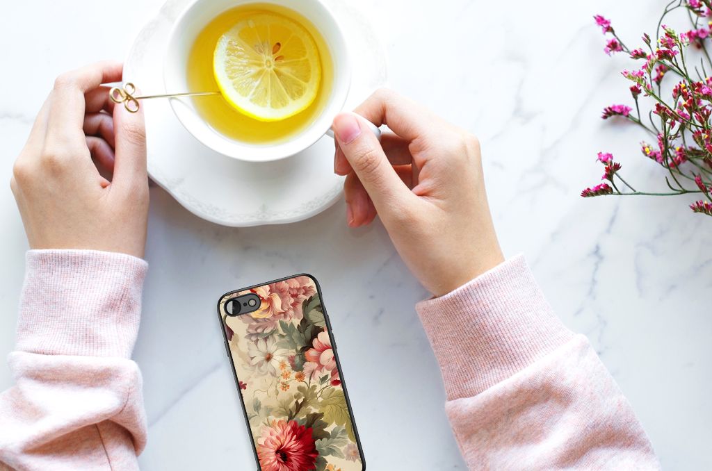 Bloemen Hoesje voor iPhone SE 2022 | SE 2020 | 7/8 Bloemen met een kopje thee en citroen op een marmeren oppervlak.