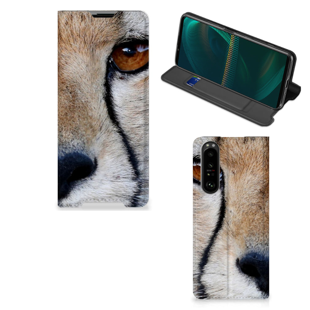 Sony Xperia 5 III Hoesje maken Cheetah met close-up van een jachtluipaard op een stand case.