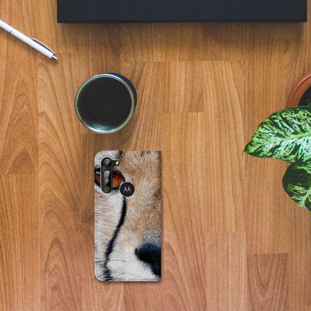 Motorola Moto G8 Power Hoesje maken Cheetah met close-up van jachtluipaard op houten tafel.