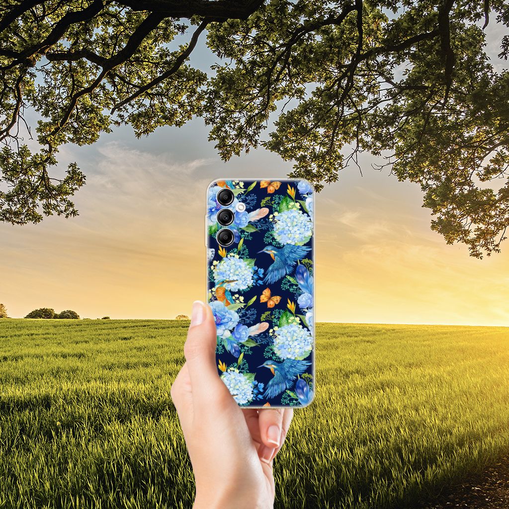 TPU Hoesje voor Samsung Galaxy A14 5G IJsvogel met bloemenprint in hand tegen een zonsondergang.