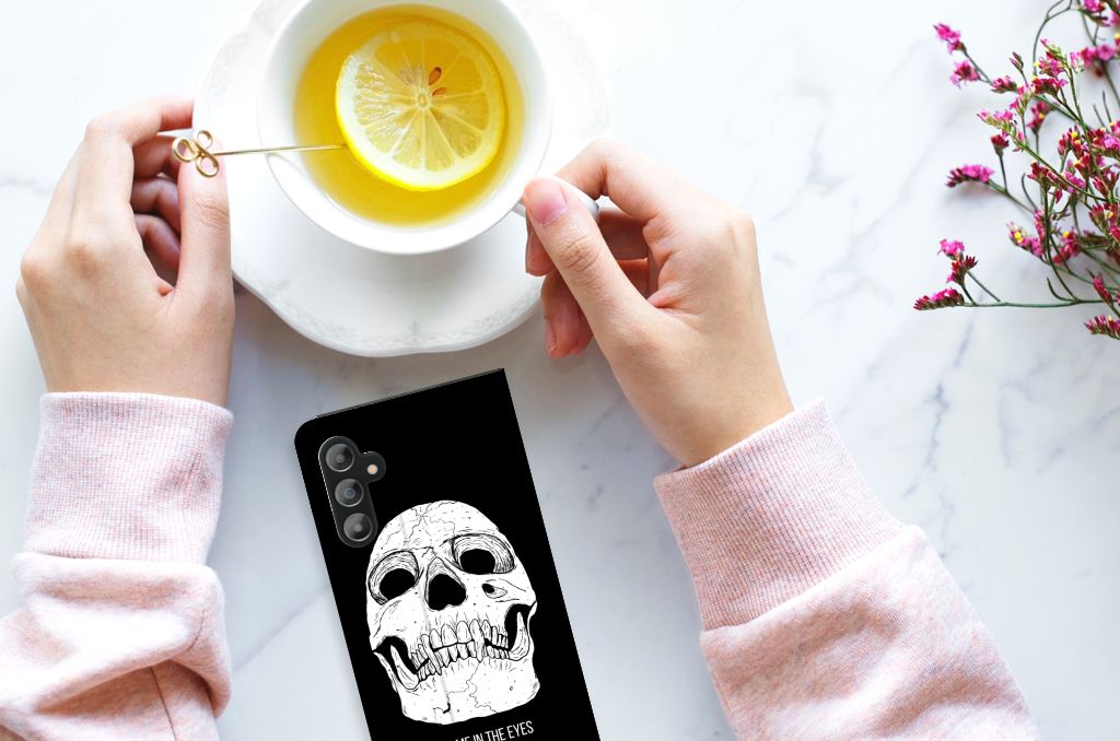 Mobiel BookCase Samsung Galaxy A14 4G Skull Eyes met een persoon die thee drinkt op een marmeren tafel.