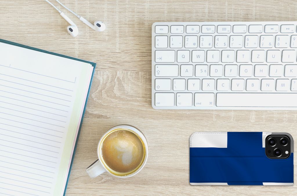 iPhone 13 Pro Max Standcase Finland op bureau met koffie en notitieboek