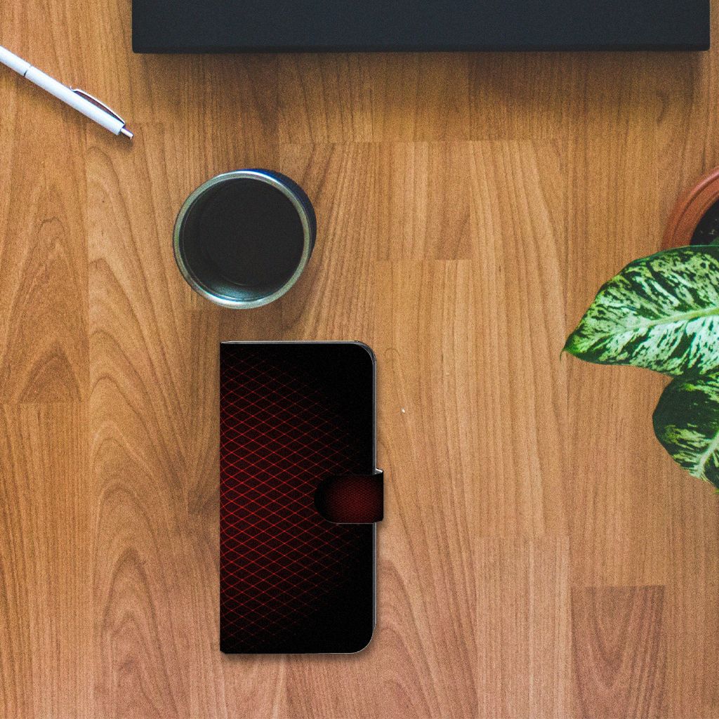Xiaomi Poco X5 Pro | Note 12 Pro 5G Telefoon Hoesje Geruit Rood op een houten tafel met een glas en plant.