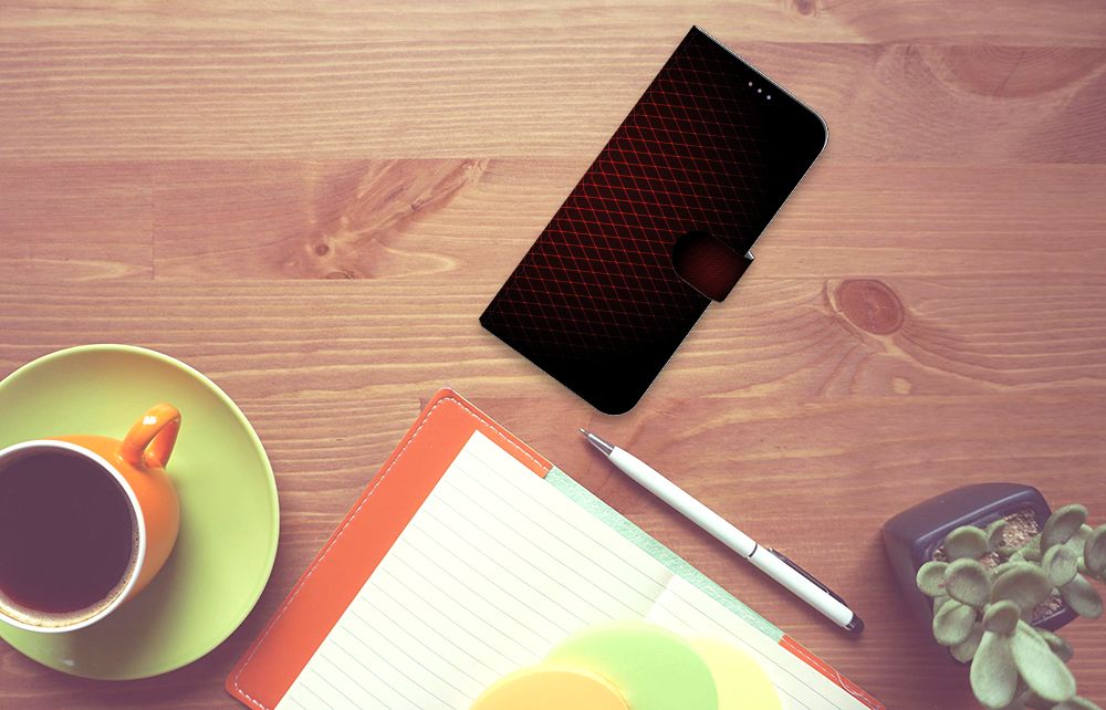 Motorola Moto G60s Telefoon Hoesje Geruit Rood op een bureau met een kopje koffie en notitieboek.