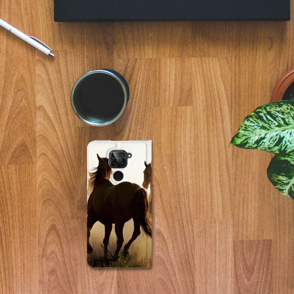 Xiaomi Redmi Note 9 Hoesje maken Design Cowboy met paardenprint op houten tafel.