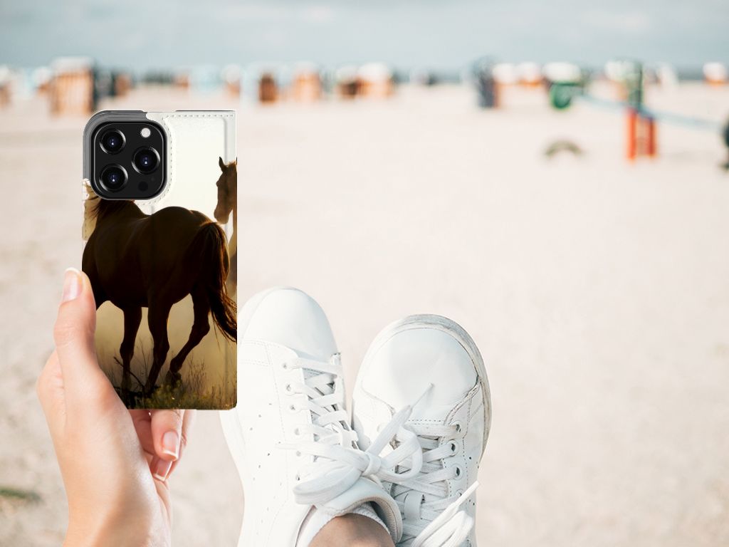 iPhone 13 Pro Hoesje maken Design Cowboy, telefoonhoesje met paard op strand in hand.