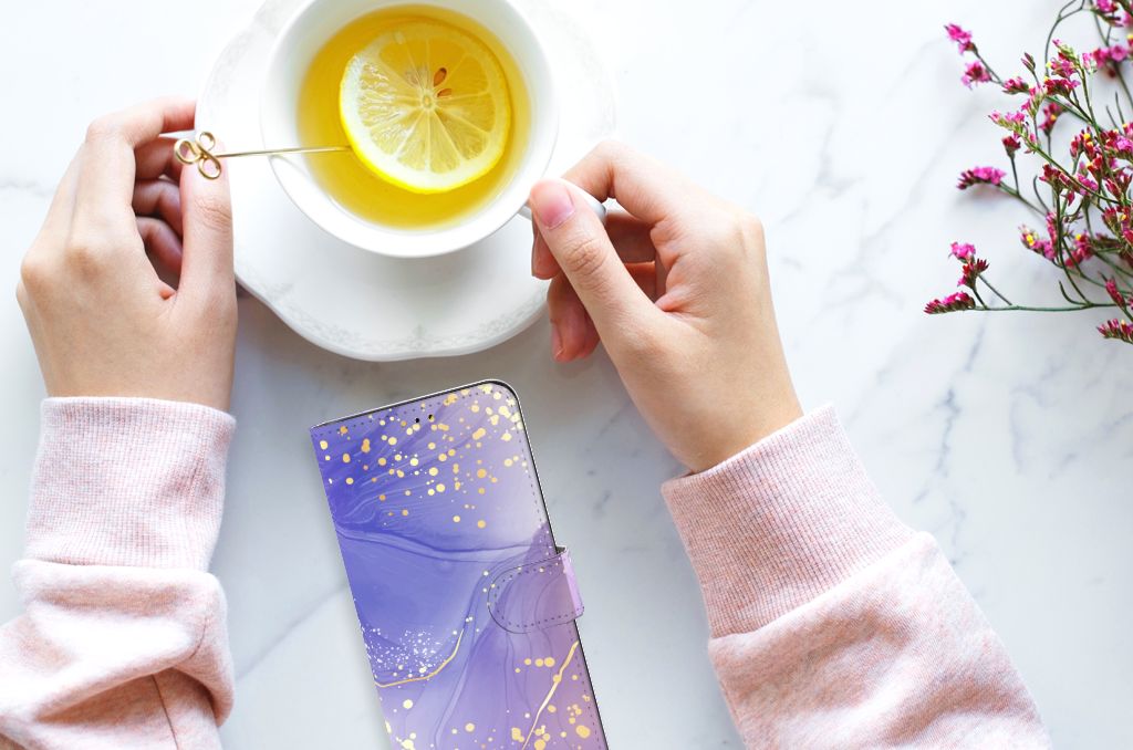 Hoesje voor Samsung Galaxy A14 5G Watercolor Paars naast een kopje thee met citroen en bloemen.