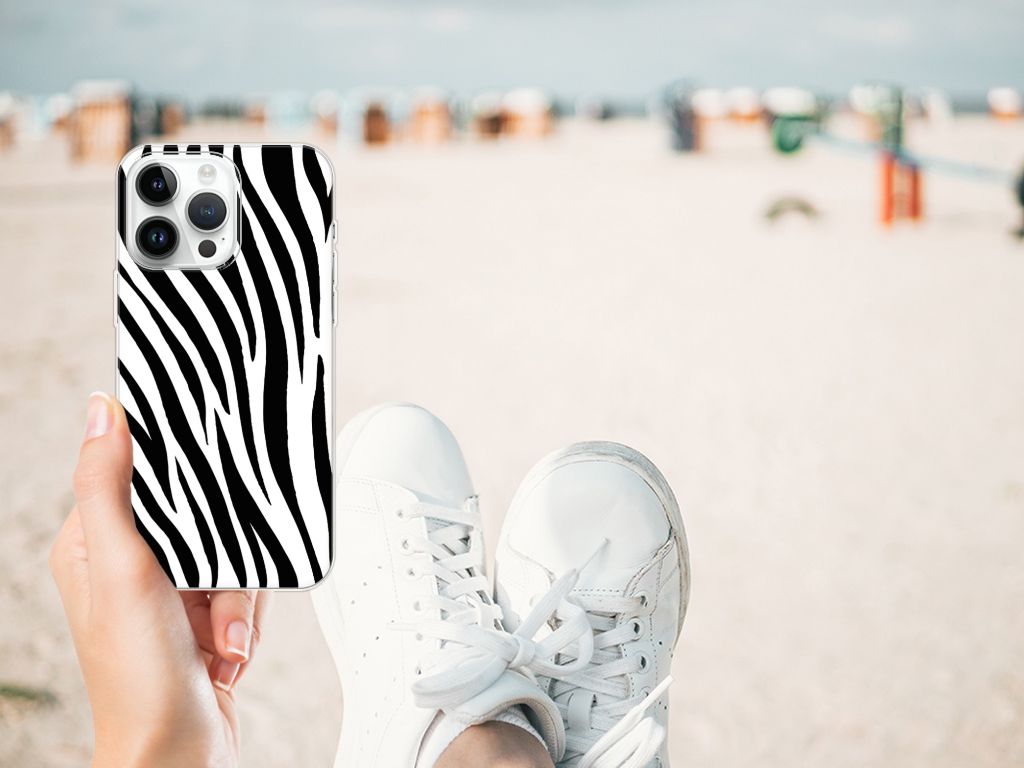 iPhone 14 Pro Max TPU Hoesje Zebra met zwart en witte zebra strepen in handen op het strand đĻ.
