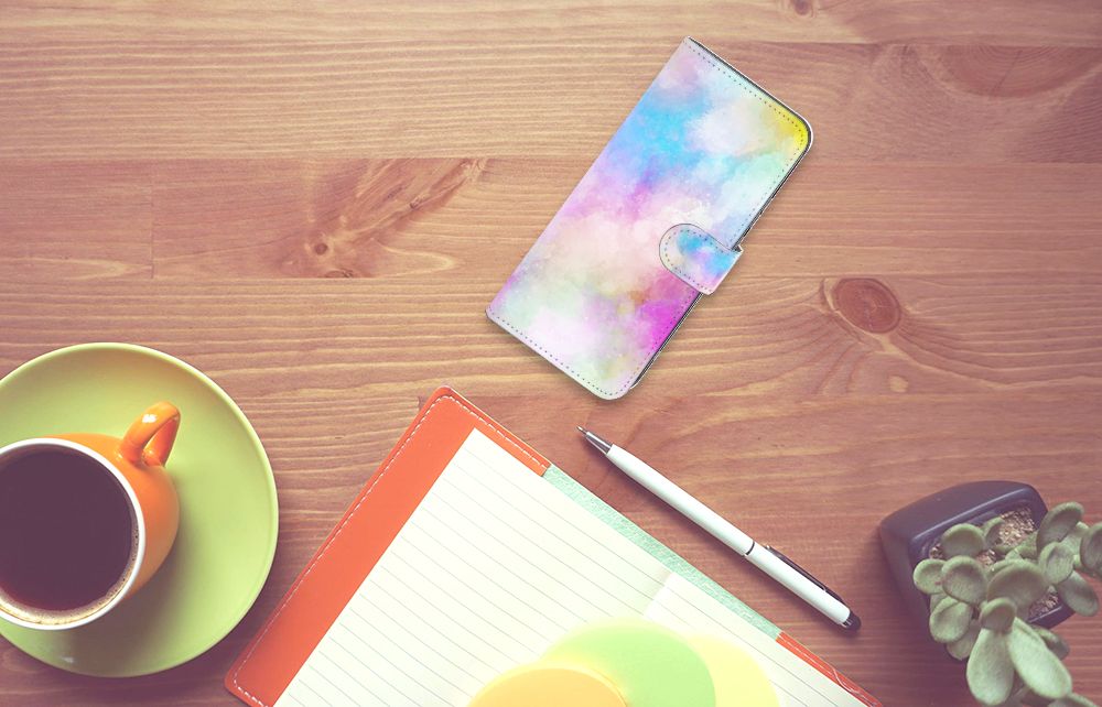 Hoesje Nokia X30 Watercolor Light op een houten tafel met een kopje koffie en notitieboek.