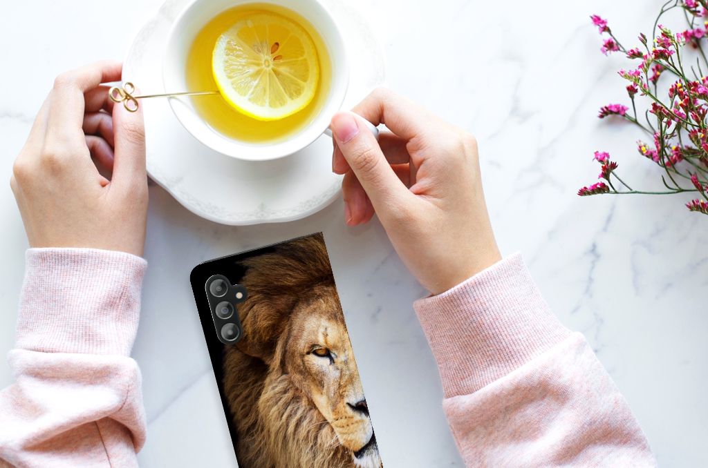 Samsung Galaxy A14 5G Hoesje maken Leeuw naast een kop thee met citroen en bloemen.