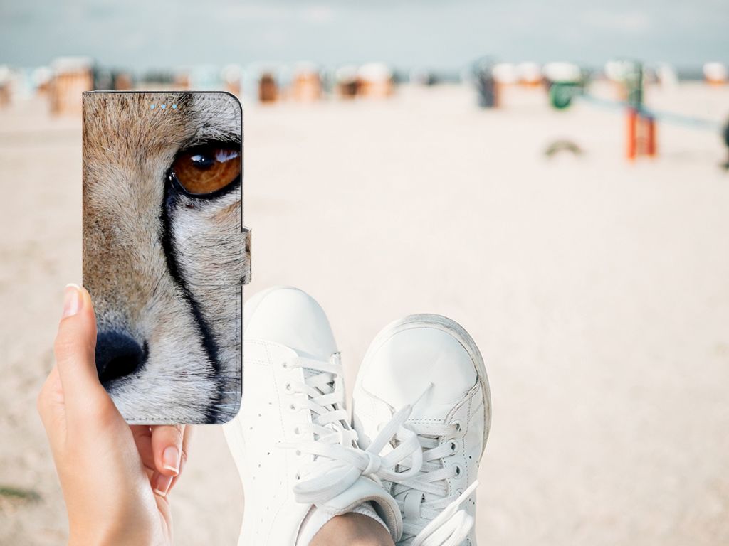 OPPO A74 4G Telefoonhoesje met Pasjes Cheetah in hand met sneaker op strand