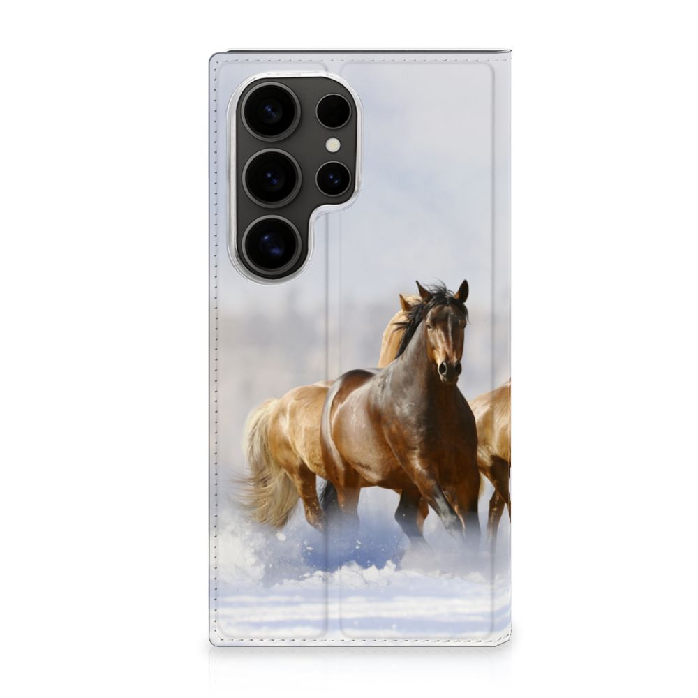 Samsung Galaxy S25 Ultra Hoesje maken Paarden met print van rijdende paarden over ijs.