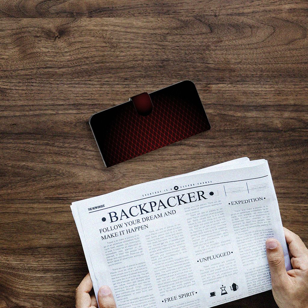 Motorola Moto G24 | G04 | G24 Power Telefoon Hoesje Geruit Rood op houten tafel met krant.