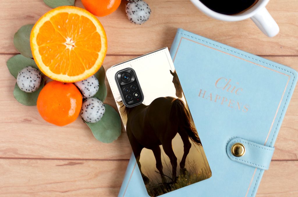 Xiaomi Redmi Note 11/11S Hoesje maken Design Cowboy met paardenafbeelding op een houten tafel.