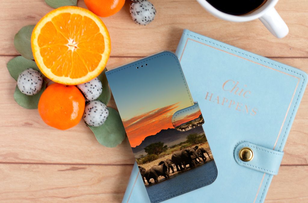iPhone 14 Plus Telefoonhoesje met Pasjes Olifanten met olifanten onder een rode lucht en citrusvruchten đ.