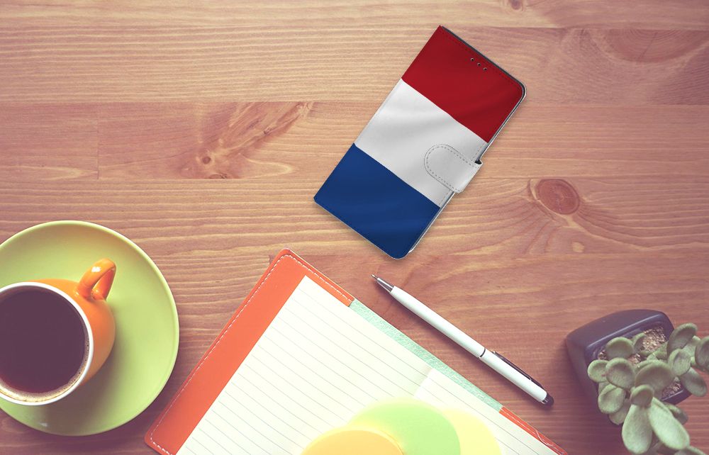 Xiaomi Mi Note 10 Lite Bookstyle Case Nederlandse Vlag op houten tafel met koffie en notitieboek.